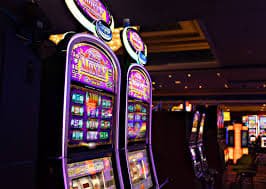 Casino trực tuyến với slot và bàn bài tại bwing
